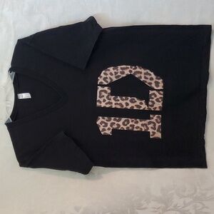 SZ. MEDIUM 1-DIRECTION LEOPARD 100% COTTON V-NECK SHORT SLEEVE TEE